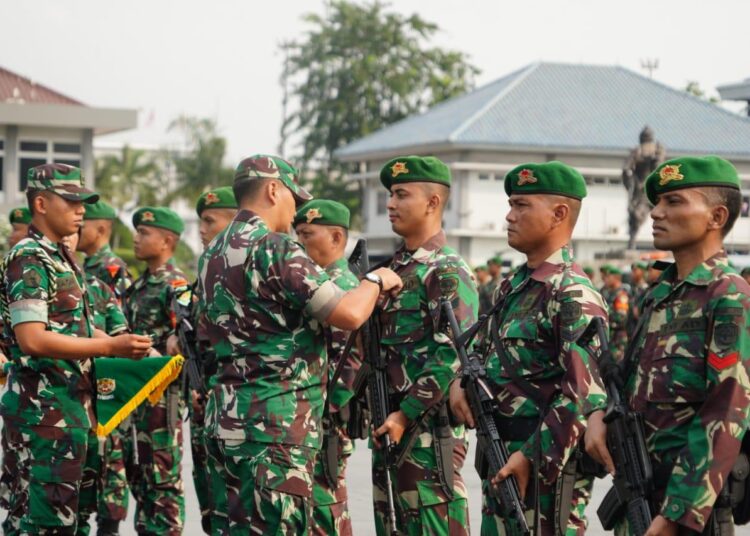 Pangdam III/Siliwangi Mayjen TNI Kunto Arief Wibowo Serahkan Tanda Kehormatan Ke Prajurit Batalyon Yonif 315/Garuda