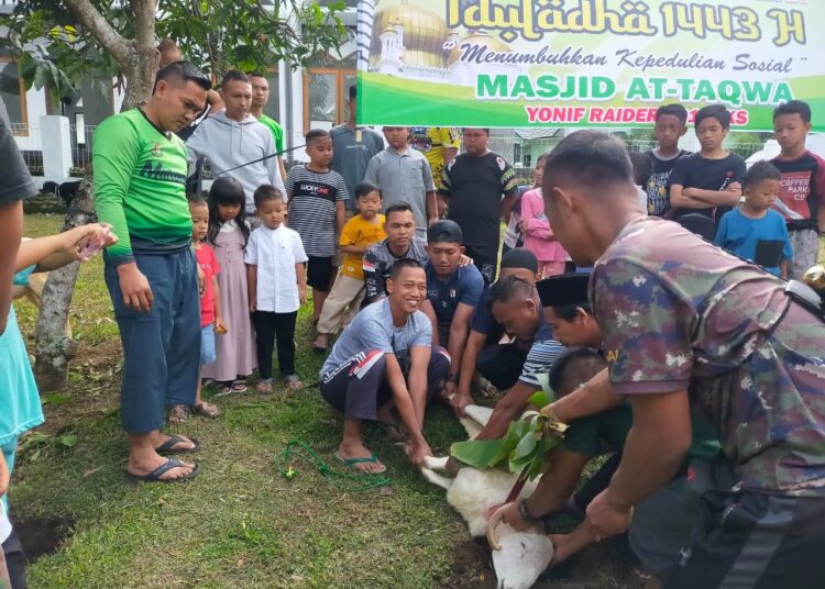 Rayakan Idul Adha 1443 Hijriyah Prajurit Yonif Raider 301/PKS Sembelih Hewan Qurban
