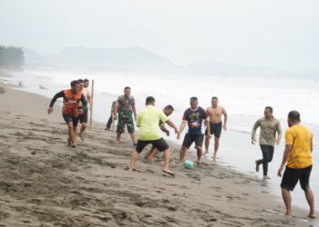 Perkuat Keakraban Dan Kebersamaan, Pangdam Bermain Sepak Bola Bareng Pejabat Utama Kodam Siliwangi