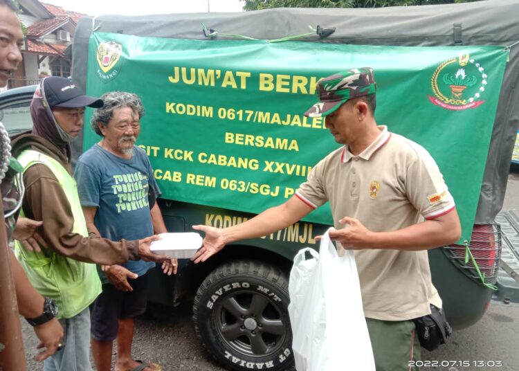Kodim 0617/Majalengka berbagi Berkah di Hari Jumat Berkah