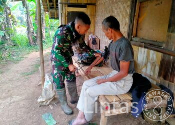Prajurit Kesehatan Kodam III/Siliwangi Lakukan Aksi Pengobatan Gratis Door to Door – Wujud TNI Peduli Rakyat