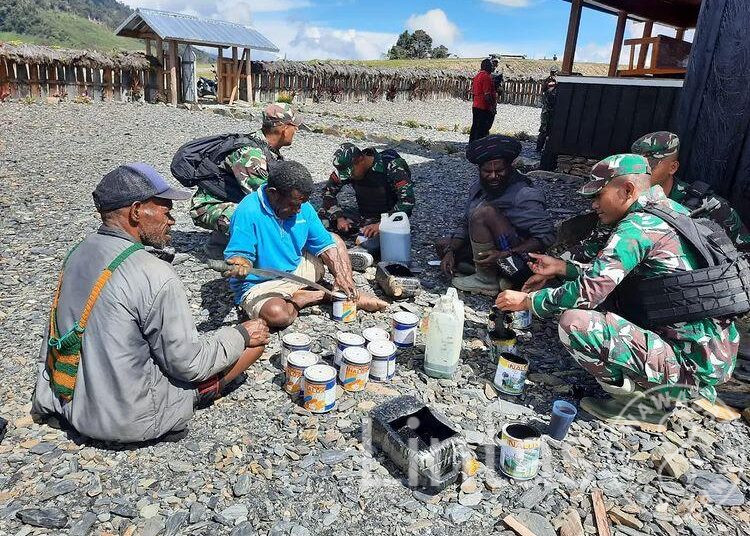 Letkol Inf Mohammad Syaifuddin Fanany Dansatgas Yonif Raider 301/PKS : Binter Dengan Membantu Pengecatan Gereja