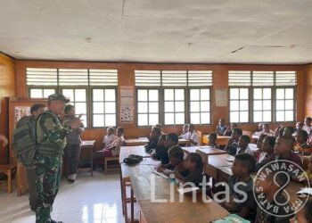 Batalyon Raider 301/PKS Bantu Tenaga Pendidik di Distrik Tinggi Nambut Puncak Jaya Papua