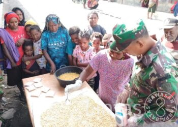 Binter Di Daerah Operasi: Satgas Satuan Organik Yonif Raider 301/PKS Berikan Bimbingan Pengolahan Bahan Makanan