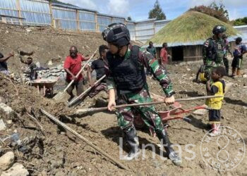Satgas Satuan Organik Yonif Raider 301/Prabu Kian Santang Bantu Perbaikan Honai Di Sekitar Gereja