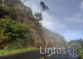 KEMANUNGGALAN TNI DAN RAKYAT SATGAS SATUAN ORGANIK YONIF RAIDER 301/PKS BERSAMA MASYARAKAT MENANGANI LONGSOR DI RUAS JALAN WAMENA-MULIA
