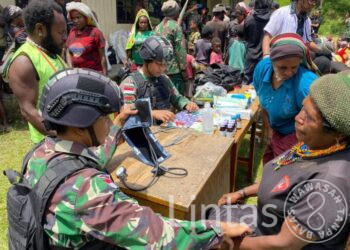 SATGAS SATUAN ORGANIK YONIF RAIDER 301/PRABU KIAN SANTANG GELAR KEGIATAN BAKTI SOSIAL PENGOBATAN MASSAL DI DISTRIK TINGGI NAMBUT