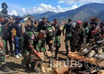 Pembinaan Teritorial di Daerah Operasi Batalyon Yonif Raider 301/PKS Fasilitasi Bakar Batu