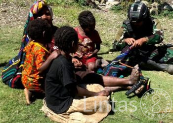 Letkol Inf Moh Syaifuddin Fanany Satgas Yonif Raider 301/PKS Belajar Membuat Noken