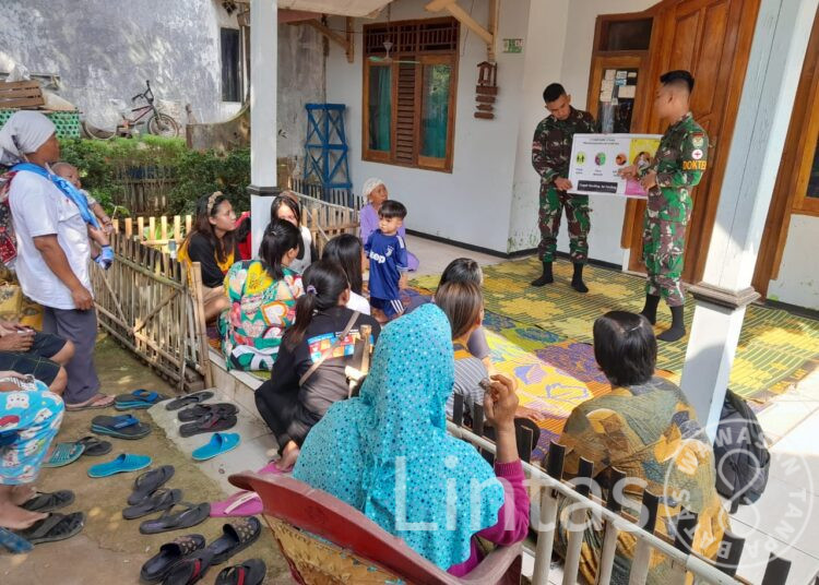 Layanan Kesehatan Dan Sosialisasi Stunting Door to Door Oleh Tim Kesehatan Yonif 312/KH