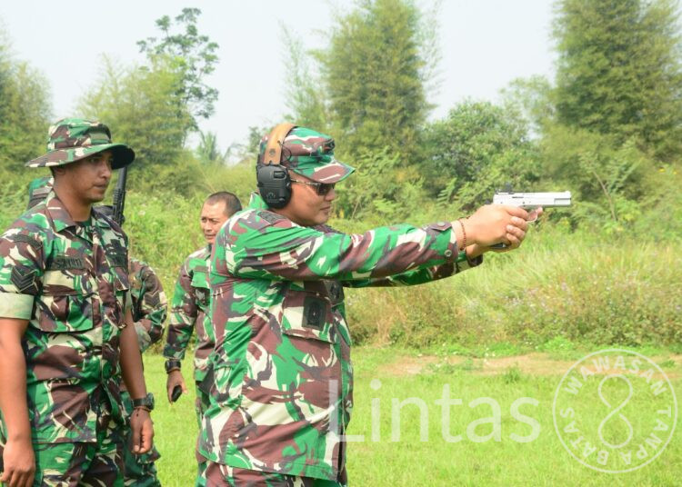 Pangdam III/Siliwangi Mayjen TNI Kunto Arief Wibowo Tinjau Hasil Modifikasi Senjata Prajurit Kodam III