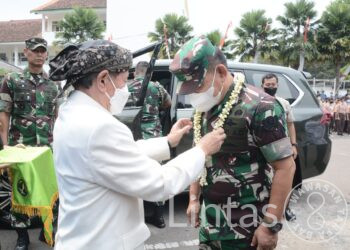 Kasad Terima Gelar Kehormatan Pinisepuh Pasundan