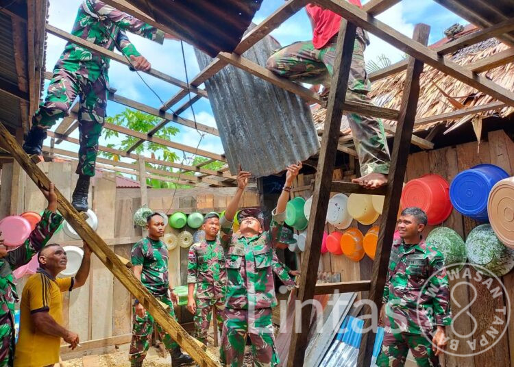 Hadir Ditengah Kesulitan Rakyat, Satgas Organik Yon Arhanud 3/YBY Bantu Perbaiki  Rumah Warga 