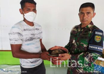 Satgas Organik Yon Arhanud 3/YBY Kodam III/Slw Terima Ranjau Darat Dari Warga Tobelo