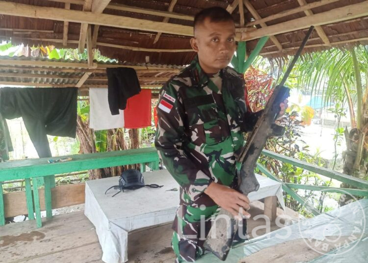 Satgas Organik Yon Arhanud 3/YBY Terima Senjata Rakitan Warga&nbsp;