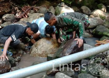 Satgas Organik Yon Arhanud 3/YBY Bersama Warga Bantu Pembangunan Gedung Sekolah Dan Pemasangan Pipa Air Bersih 