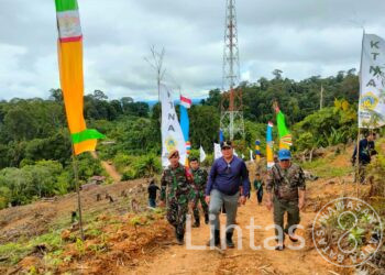 Ketahanan Pangan, Satgas Pamtas RI-Malaysia Yonarmed 5/PC/Tarik&nbsp; Bersama Warga Desa Membes Ikuti Acara Tradisi Nugal