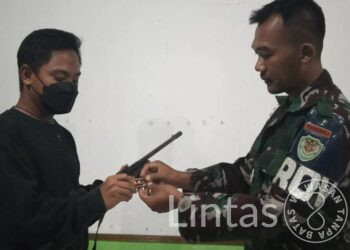 Lagi, Anggota Satgas Yonarhanud 3/YBY Sadarkan Warga Serahkan Senpi
