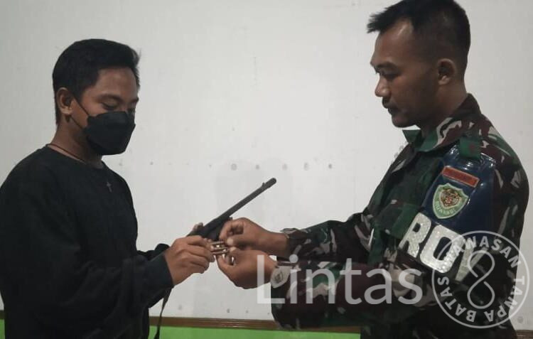 Lagi, Anggota Satgas Yonarhanud 3/YBY Sadarkan Warga Serahkan Senpi