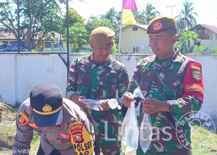 Polsek Kao Halmahera Utara sinergi Dengan Satgas Organik Yon Arhanud 3/YBY Musnahkan Minuman Beralkohol