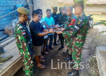Buntut Unjuk Rasa Pilkades Gamsida, Warga Hadiahkan Pistol Ke Satgas Yon Arhanud 3/YBY Kodam III/Slw