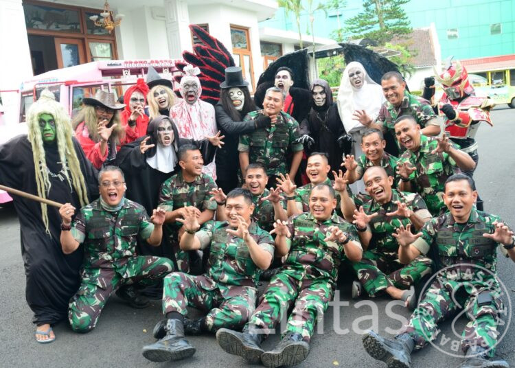 Unik, Pocong dan Mak Lampir pun Turut Sambangi Kediaman Pangdam Siliwangi