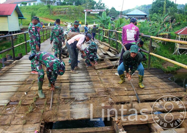 Binter Di Daerah Operasi, Satgas Pamtas RI-Malaysia Yonarmed 5/105 Tarik/Panca Giri Renovasi Jembatan Sungai Kayan