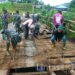 Binter Di Daerah Operasi, Satgas Pamtas RI-Malaysia Yonarmed 5/105 Tarik/Panca Giri Renovasi Jembatan Sungai Kayan
