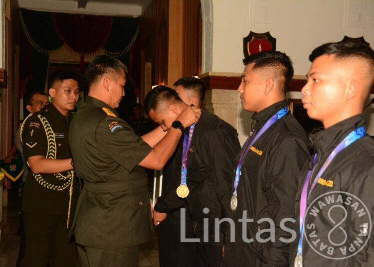 Pangdam Siliwangi Berikan Piagam Penghargaan Dan Kalung Sekeseler Kepada Puluhan Prajuritnya Yang Berprestasi
