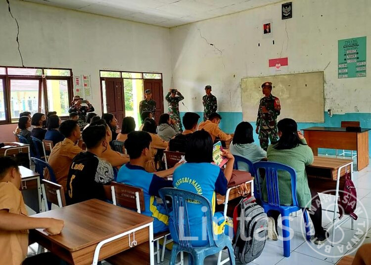 Binter Di Daerah Operasi, Satgas Yonarmed 5/105 Tarik/PG Mengajar Siswa SMAN 9