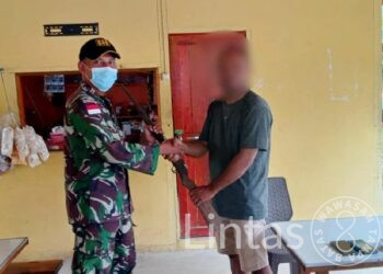 Sering Beri Pengobatan Gratis, Satgas Yonif 645/Gty Terima Senpi Rakitan Dari Warga Perbatasan