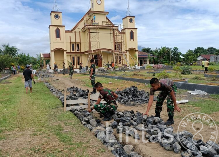 Wujudkan Kebersamaan Lintas Agama, Satgas Organik Yonarhanud 3/YBY Kerja Bakti Membangun Gereja di Tobelo