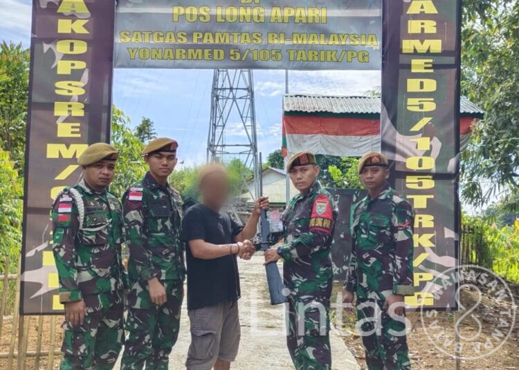 Rutin Lakukan Kegiatan Positif, Warga Serahkan Senpi ke Satgas Pamtas Yonarmed 5/105/PC