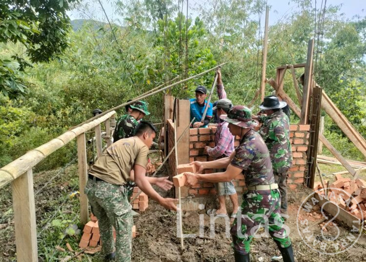 Peduli Kesehatan Lingkungan, Satgas Pamtas Yonarmed 5/105 Tarik/PG Bangun Jamban Di Desa Pa’Nado