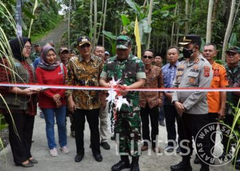 Prajurit Kodam III/Slw Bersama Warga Bangun Jalan di Desa Cibuluh Dalam Program BSMSS