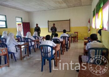 Satgas Yon Arhanud 3/YBY Latih PBB di SDN Dofa Kepulauan Sula&nbsp;