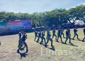 Satgas Yon Arhanud 3/YBY Demonstrasi Bela Diri Taktis Pada HUT TNI Ke-77 di Ternate