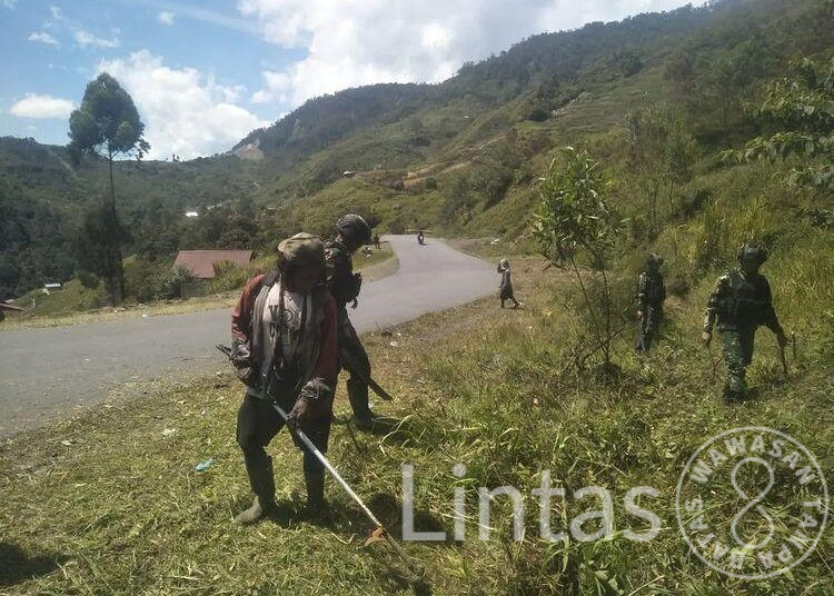 Tularkan Kebersamaan, Satgas Organik Yonif Raider 301/PKS Bersama Warga Gotong Royong Bersihkan Kampung