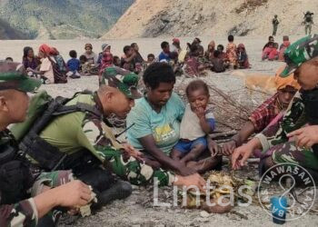 Lestarikan Budaya Papua, Satgas Satuan Organik Yonif Raider 301/PKS Turut Membantu Penyiapan Dan Ikut Hadir Dalam Acara Tradisi Bakar Batu