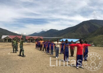 Satgas Yonif Raider 301/PKS Beri Pelatihan Khusus Pada Siswa SMAN Distrik illu Papua