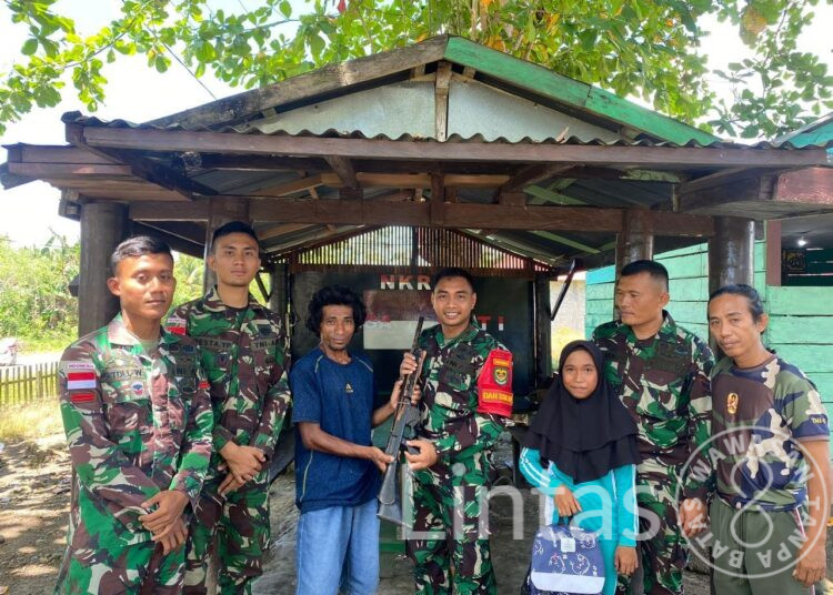 Warga Halmahera Utara Kembali Serahkan Senpi Ke Satgas Yon Arhanud 3/YBY