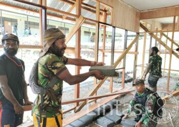 Peduli Pendidikan, Satgas Organik Yonif Raider 301/PKS Bantu Pembangunan Kantor Guru Sekolah Dasar di Papua