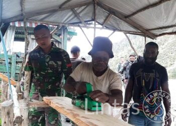 Satgas Organik Yonif Raider 301/PKS Berbagi Ide Kreatif Mengolah Kayu Untuk Meningkatkan Perekonomian Warga Puncak Jaya Papua