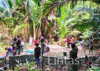Peka Kondisi Alam Satgas Organik Yon Arhanud 3/YBY Manunggal Dengan Rakyat Bersihkan Bak Penampungan Air di Desa Posi-Posi Kec. Pulau Rao