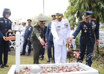 Peringati HUT ke-77, Satuan TNI Garnizun Pontianak Ziarah ke Taman Makam Pahlawan