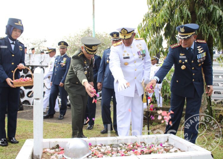 Peringati HUT ke-77, Satuan TNI Garnizun Pontianak Ziarah ke Taman Makam Pahlawan