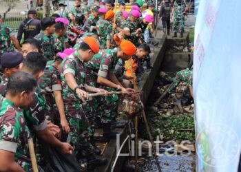 Jelang HUT ke-77, Prajurit TNI di Pontianak Laksanakan Karya Bakti Bersihkan Sungai