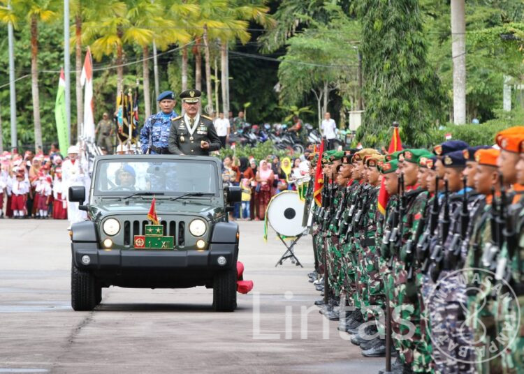 Pangdam XII/Tpr Pimpin Upacara Parade, Berangkatkan Bansos dan Acara Syukuran HUT TNI Ke-77