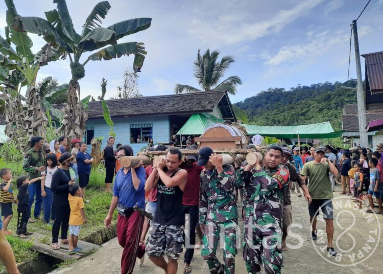 Wujud Nyata Kebersamaan TNI-Rakyat, Personel Satgas Pamtas RI-Malaysia Yon Armed 5 Pancagiri Bantu Proses Pemakaman Masyarakat di Perbatasan.