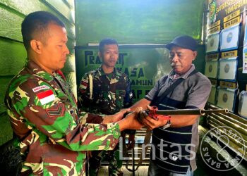 Ciptakan Rasa Aman, Warga Tetewang Serahkan Senjata Api Rakitan Kepada Satgas Yon Arhanud 3/YBY